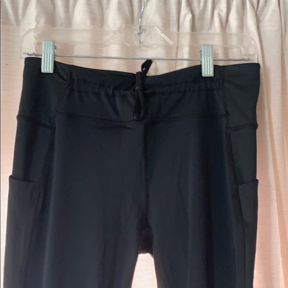Fabletics black cropped leggings with pockets